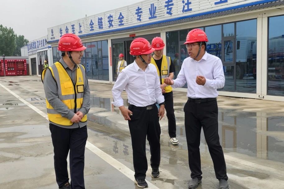 公司黨委書記、董事長(zhǎng)高學(xué)武到啟動(dòng)區(qū)項(xiàng)目檢查指導(dǎo)工作.jpg